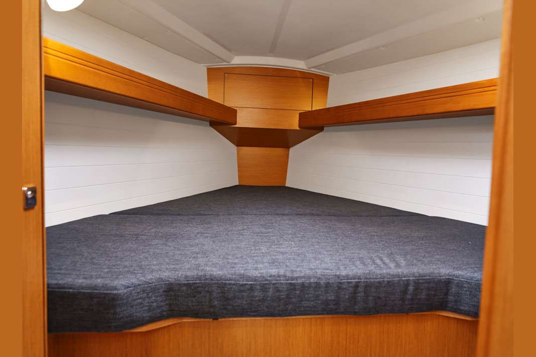 Bavaria Cruiser 33: Generously dimensioned bunk in the foredeck. However, the footwell is cramped