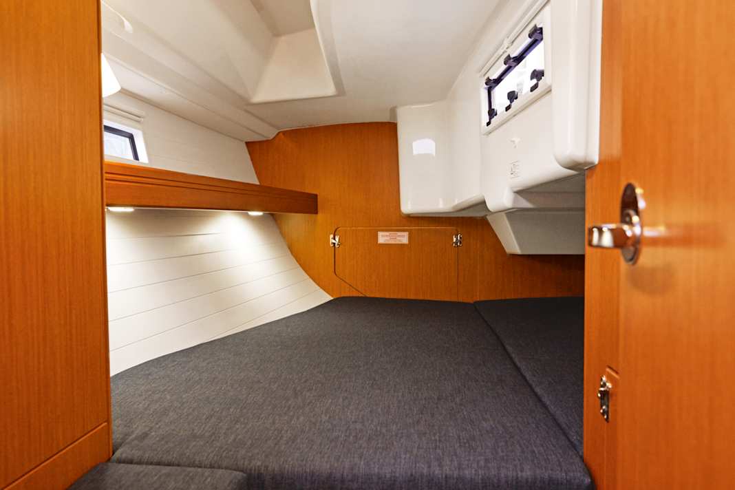 Bavaria Cruiser 33: The largest aft cabin in the comparison. The berth at shoulder height measures a full 1.80 metres. A small hatch to the cockpit provides fresh air at night. The side walkways create a pleasant, ship-like living ambience