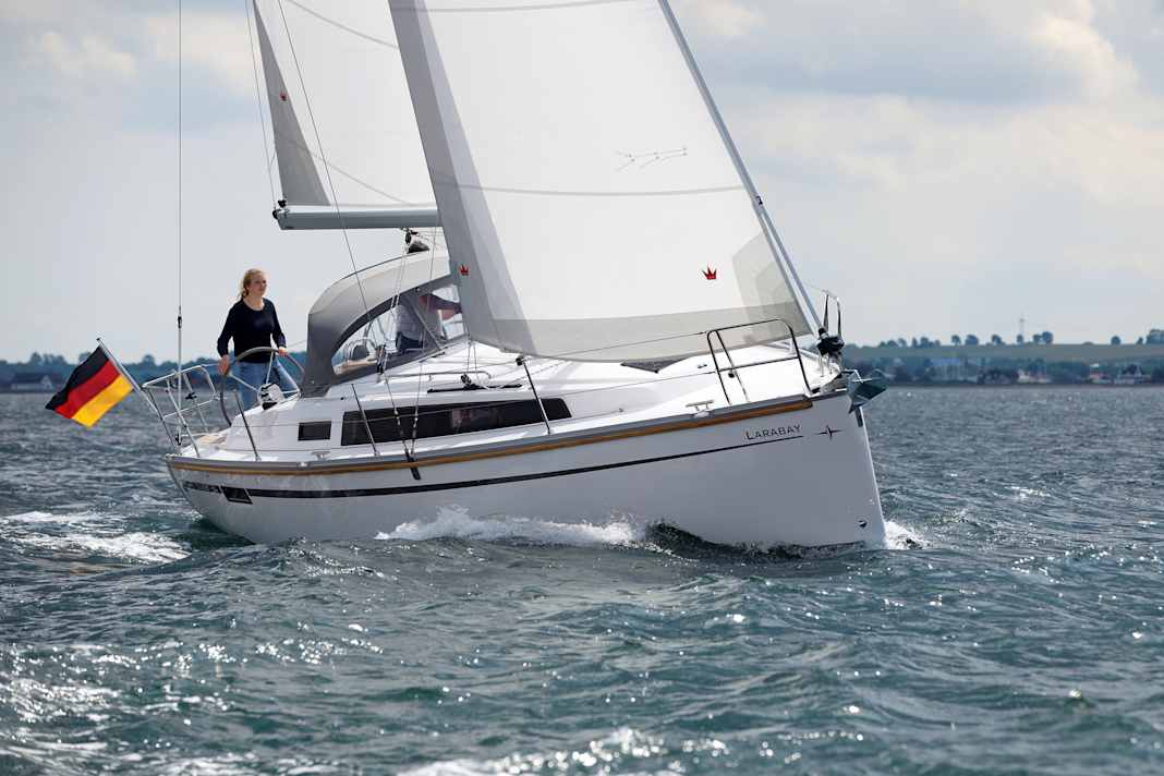 Bavaria Cruiser 34: Important benchmark boat in the ten metre hull length class. The yacht from Giebelstadt has a very simple deck layout. The most favourable competitor in comparison. Hull length 9.99 m; width 3.42 m; weight 5.3 tonnes; from 142,680 euros