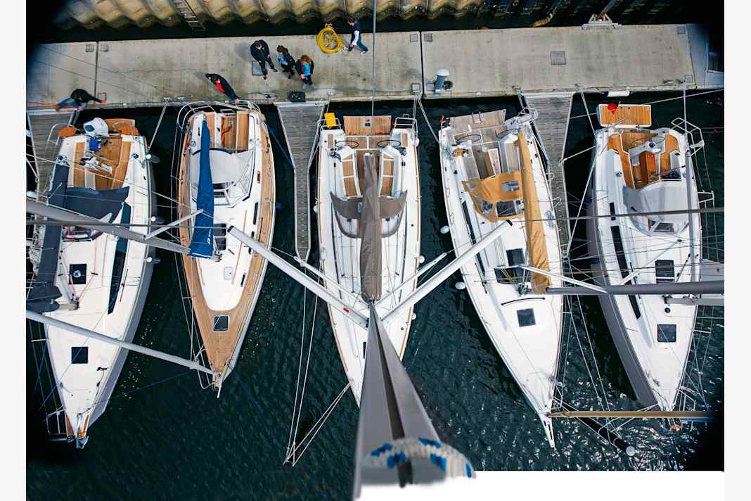 The perspective from the mast illustrates the proportions in the popular ten-metre class, even if the optics are somewhat distorted
