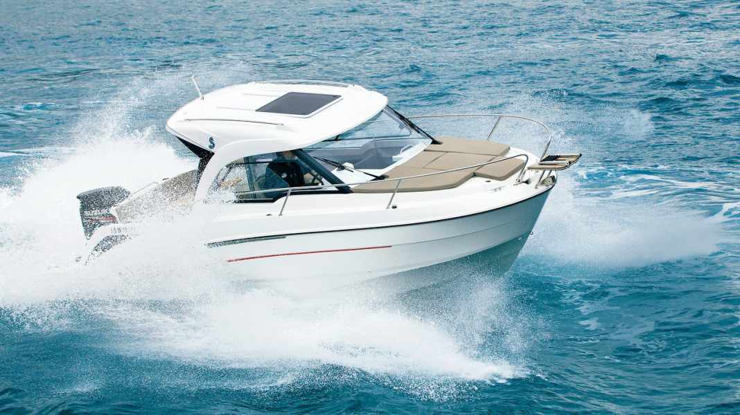 Test: Beneteau Antares 7 OB - Wellenbrecher