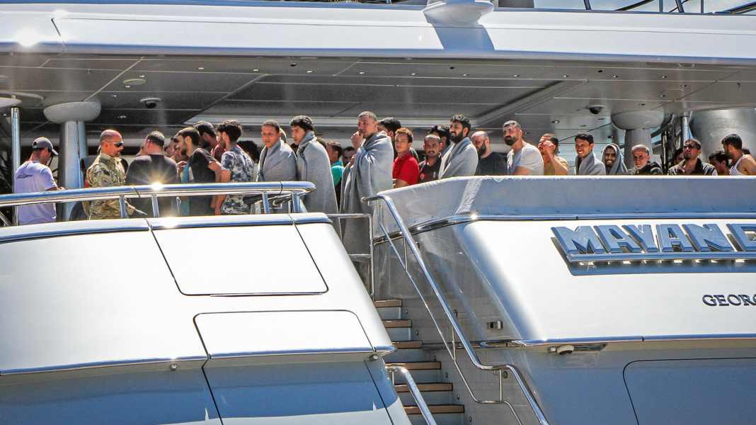 Law: What should you do if you encounter a refugee ship with your yacht?