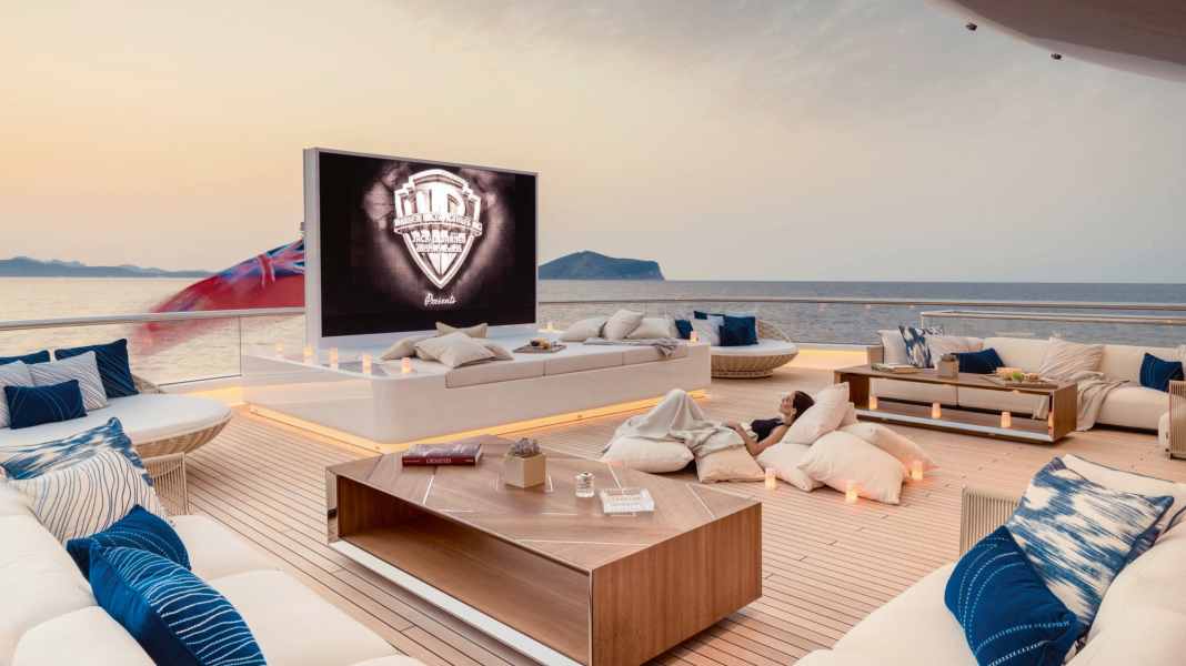 Unterhaltung an Bord: Sonnenliege verwandelt sich in Freiluft-Kino