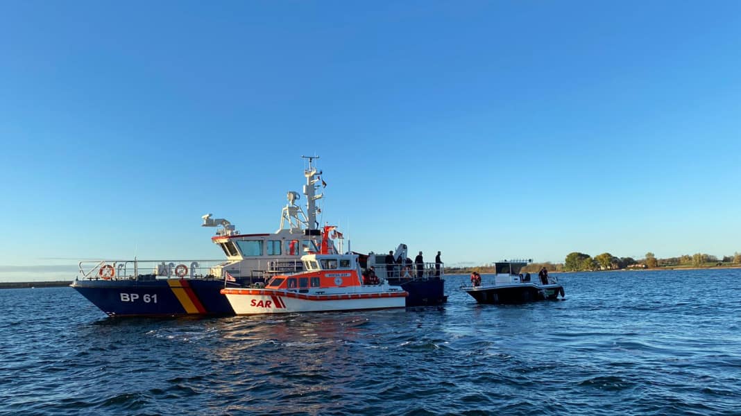 Accident: Motorboat loses outboard motor - sea rescuers and police rescue crew