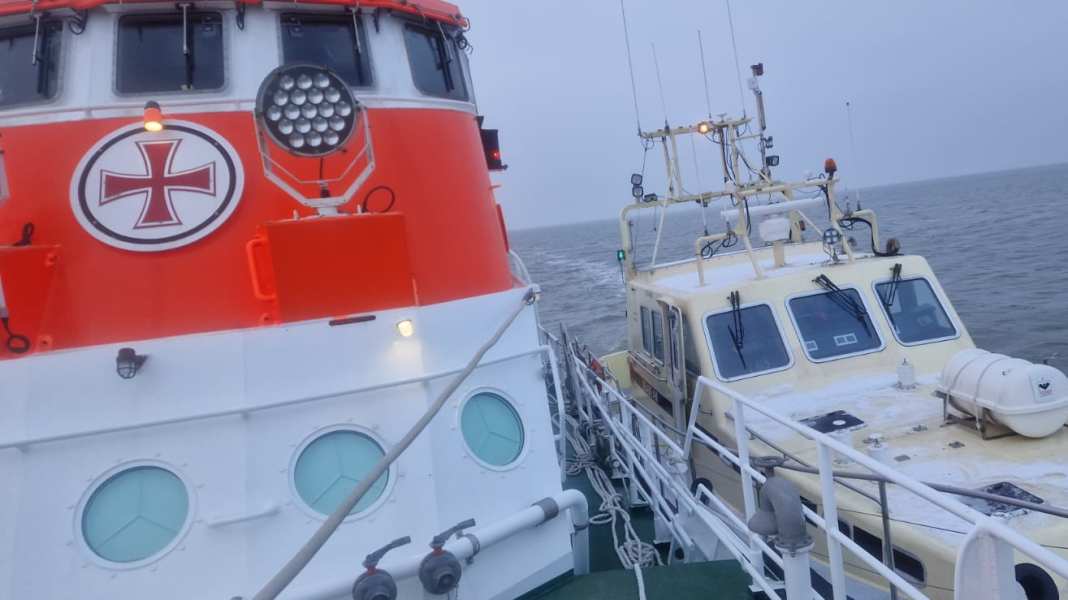 Distress at sea: Accidents in the Weser and Elbe - motorboat and traditional ship in great danger