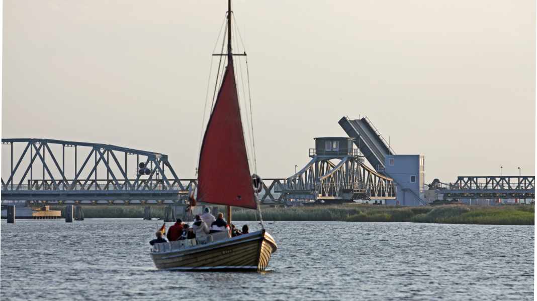 Behelfsbrücke über Zingster Strom fertig