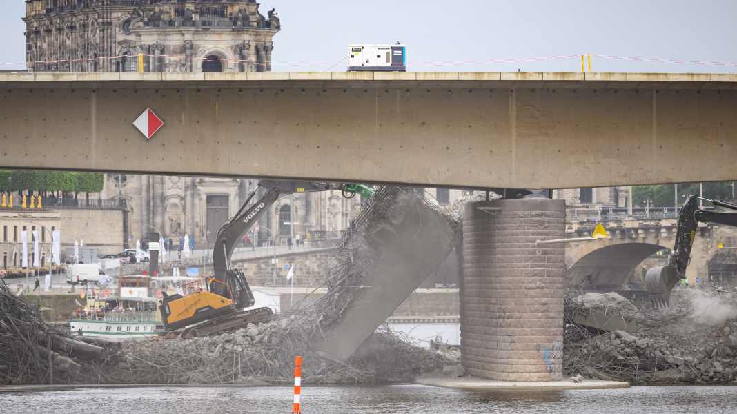Dresden: Elbe closed for demolition of Carola Bridge