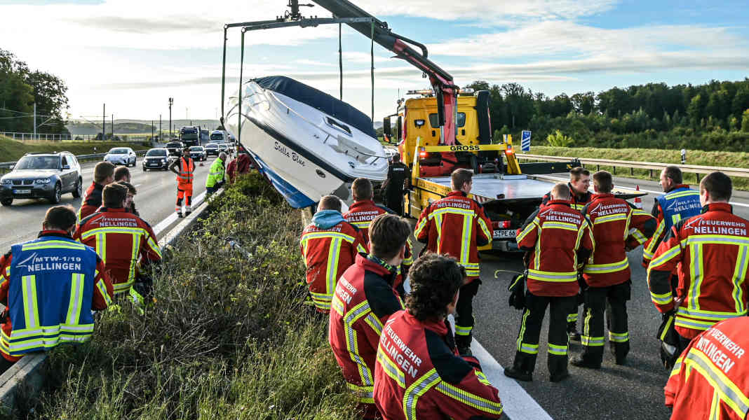 Unfall: Motorboot strandet auf Mittelleitplanke