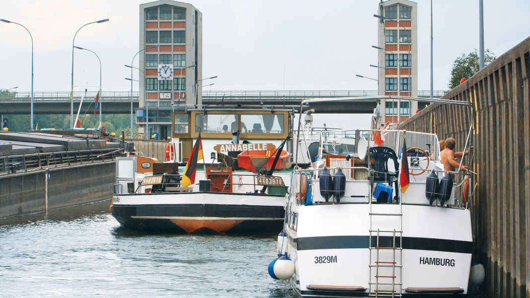 Erlebt: Schleuse Geesthacht - Großes Schweigen auf Kanal 22