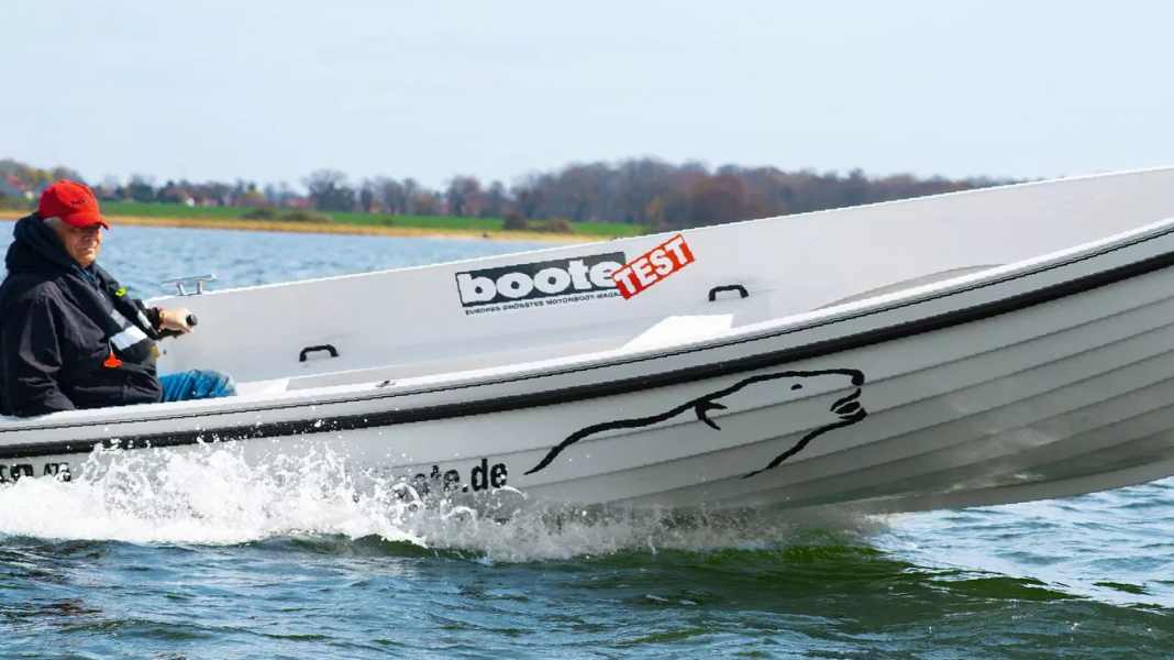 Suzuki DF15 vs Torqeedo Travel 1103 C: How the outboards compare