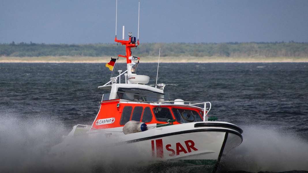 In distress at sea: rubber dinghy driver falls overboard and dies after being rescued