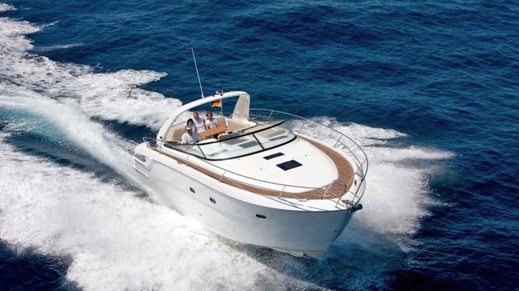 Bavaria 38 on charter on the Müritz