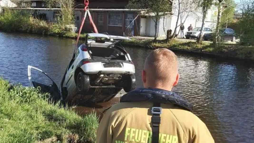 Ems-Jade Canal: Pleasure craft rams car