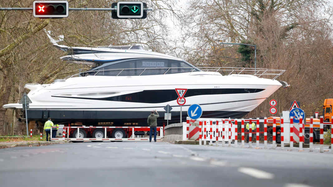 Ispezione dopo lo stivale Düsseldorf: la polizia blocca il trasporto di barche a causa di difetti