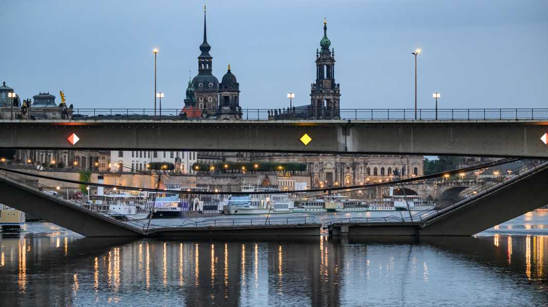Segler trotzt Behörden: Nächtliche Fahrt durch gesperrte Brücke