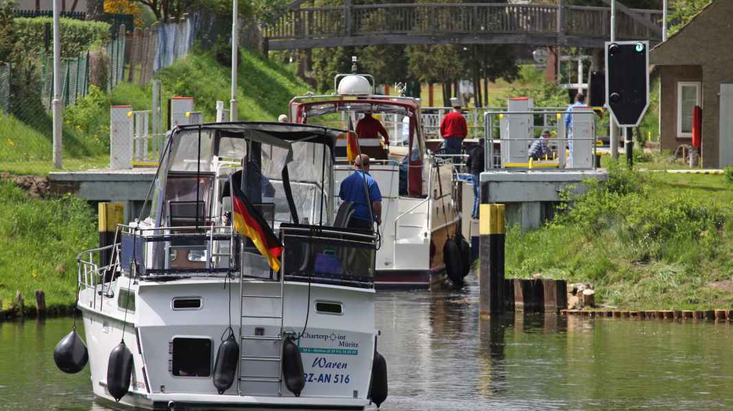 Mecklenburg Lake District: External personnel secured lock operation