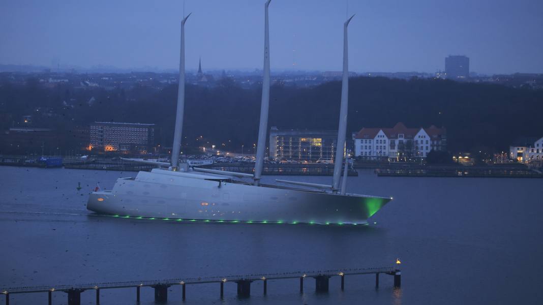 "A" leaves Kiel