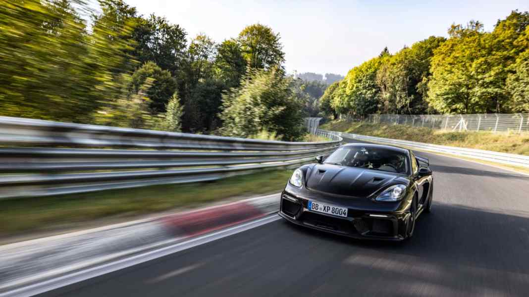 Neuer Porsche 718 Cayman GT4 RS glänzt bei finalen Abstimmungstests: Weltpremiere im November