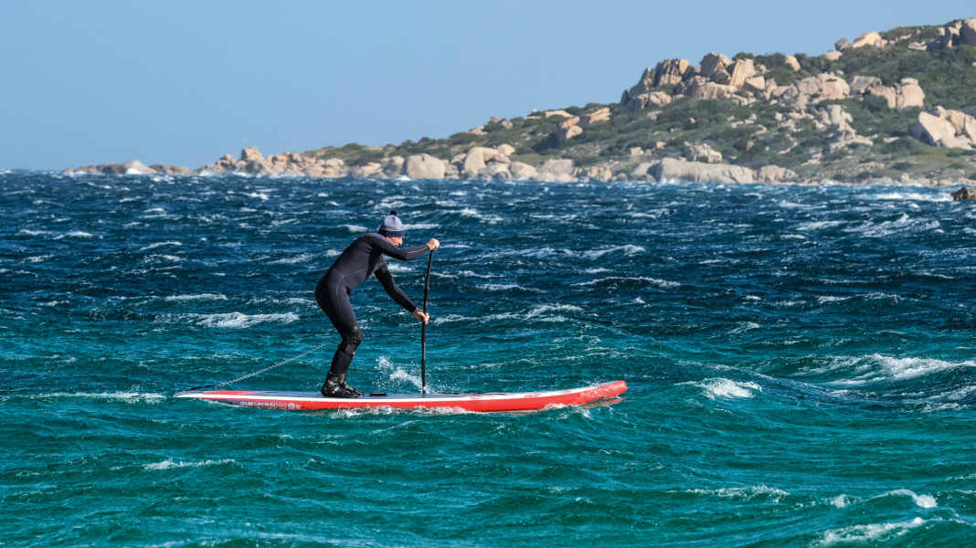 Ohren-Probleme: So entsteht “Surfer’s Ear”, so schützt man sich