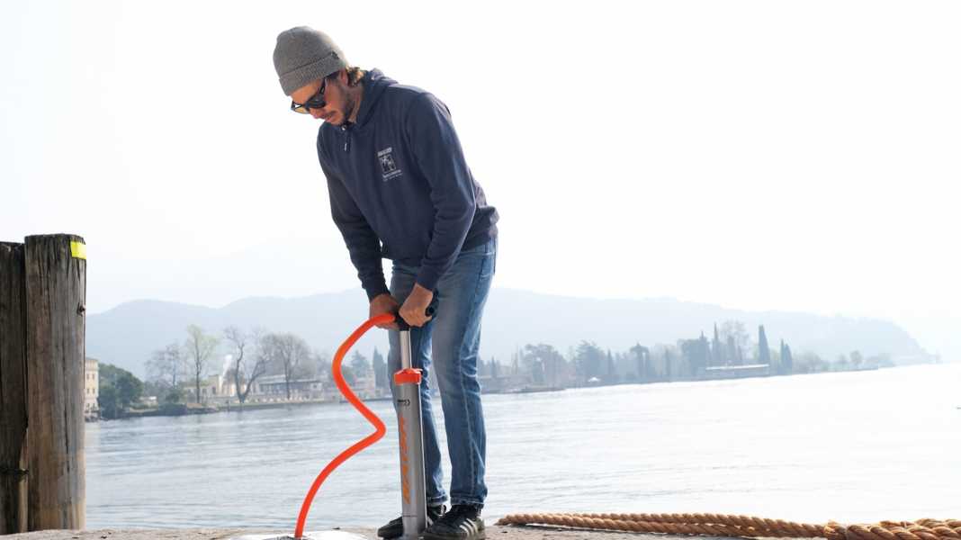 Pumpstation: Luft absaugen beim SUP-Board