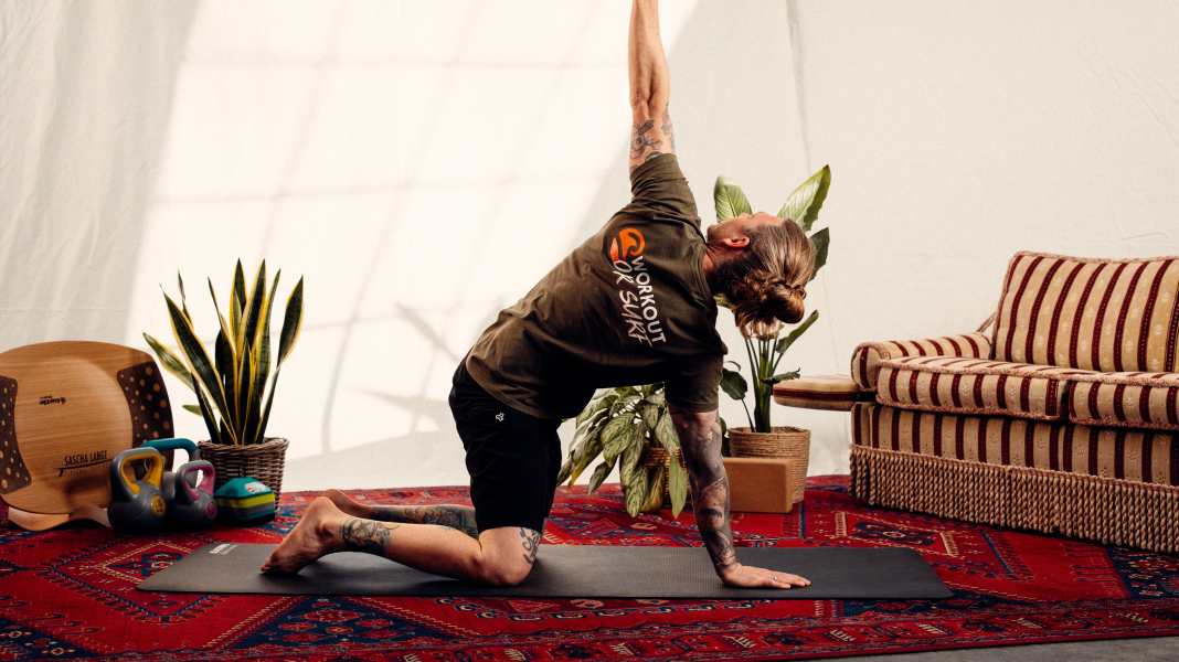 Fitness: So regeneriert ihr euch nach der Session – sanftes Recovery Yoga mit Sascha Lange