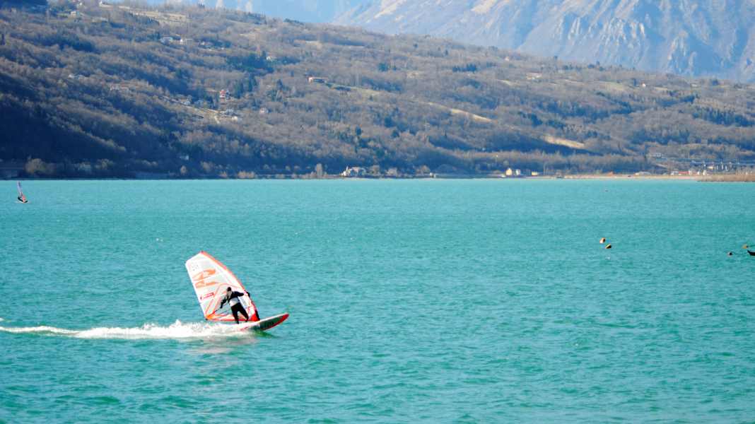 Italien: Die besten Windsurf-Spots am Lago di St. Croce