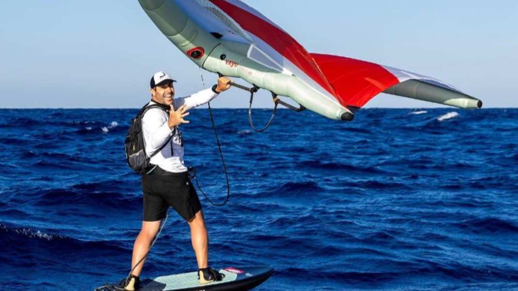 World record: Dimitris Apalagakis foils from Athens to Crete in one day
