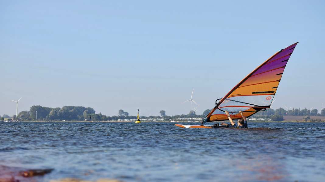 Fahrtechnik: So richtest du Segel und Board für den Wasserstart aus