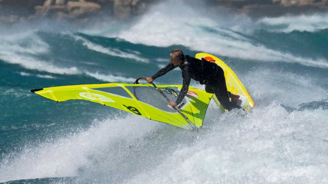 Riding technique: Backside waveriding - how to ride waves upwind