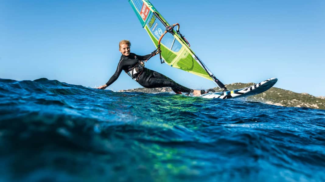 Fahrtechnik: Gleiten & Schlaufen beim Windsurfen – Tipps zu Material und Technik