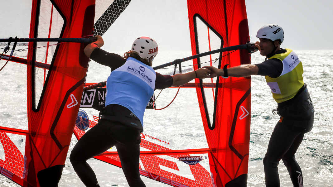 iQFoil-EM: Nicolo Renna und Mina Mobekk sind Europameister, Sebastian Kördel holt Silber