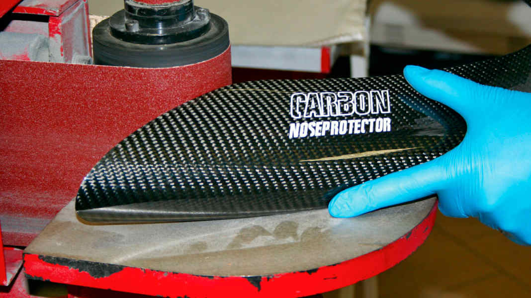 Workshop: Gluing nose protectors onto windsurf boards