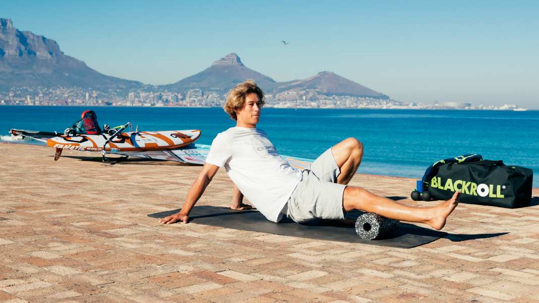 Training mit der Blackroll: Die besten Übungen für Knie und Beine