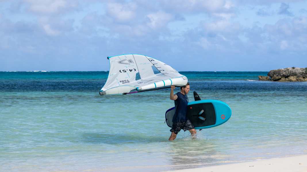 Wingfoil-Basics: Material aus dem Wasser bringen und am Strand sichern
