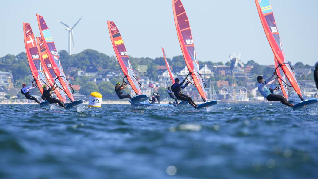 Kieler Woche: iQFoil-Rennen vor Schilksee, Freestyle im Bootshafen