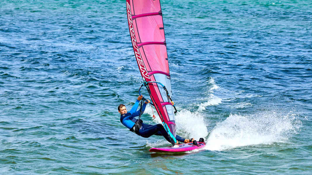 Windsurf-Fahrtechnik: So vermeidest du den Spinout