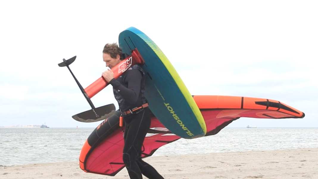 Tipps & Tricks: So trägst du Board und Wing am besten ans Wasser