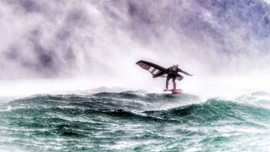 Keep-warm pack: the best winter accessories for wingsurfers