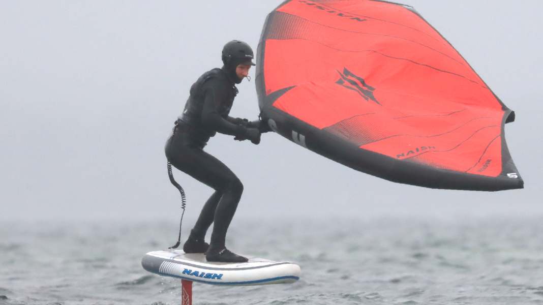 Das Naish Hover Inflatable Wingboard im Test