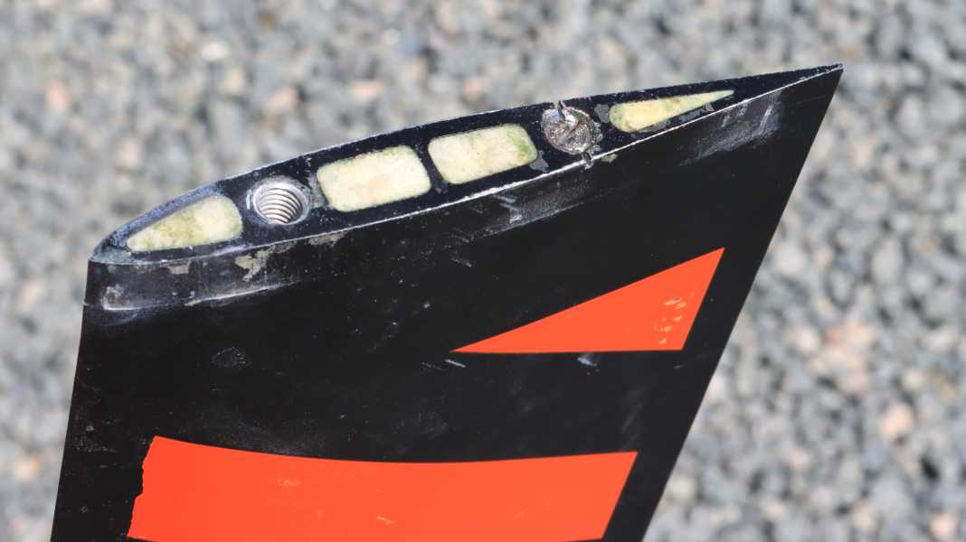 Foil repair: What to do if screws are torn off?