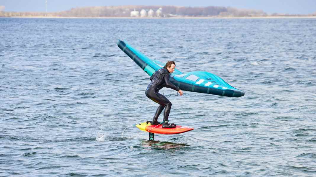 Riding technique: Pumping when wingfoiling - take off early, keep flying for a long time
