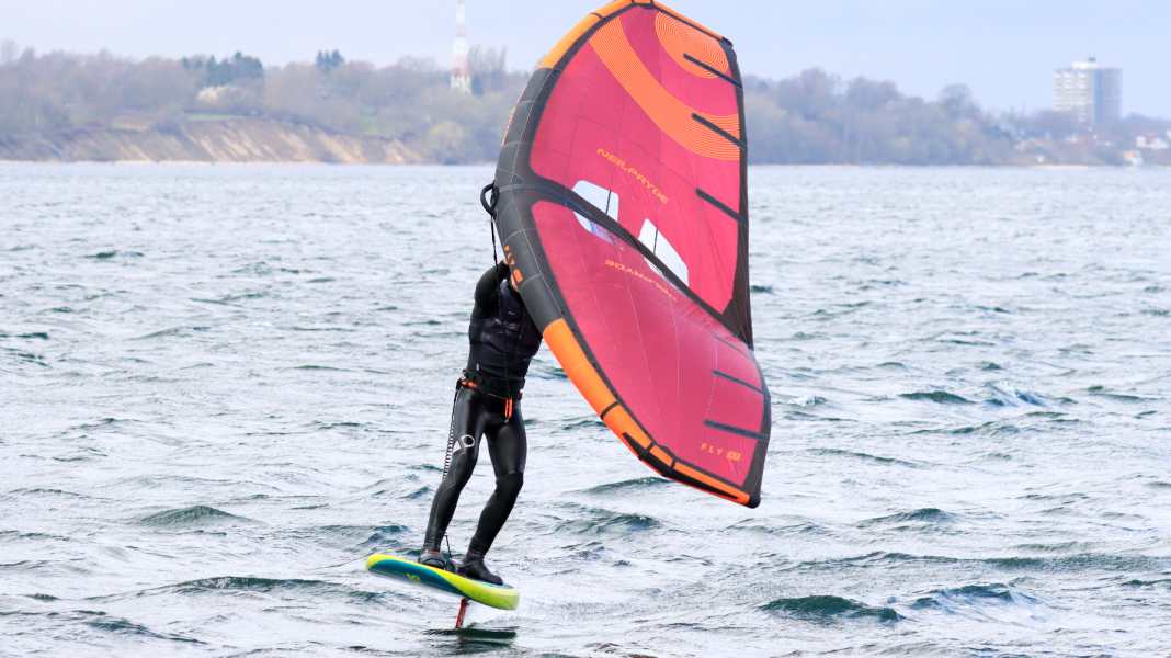 Fahrtechnik: So lernst du die Wingfoil-Halse am besten