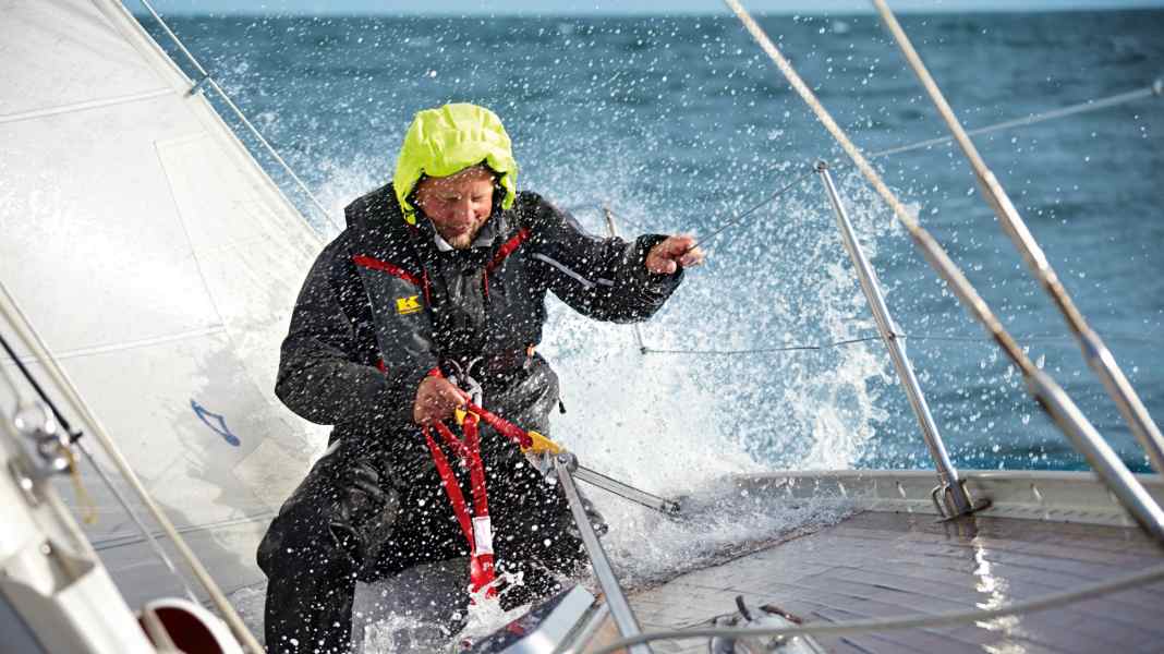 Seamanship: How to manoeuvre despite strong winds