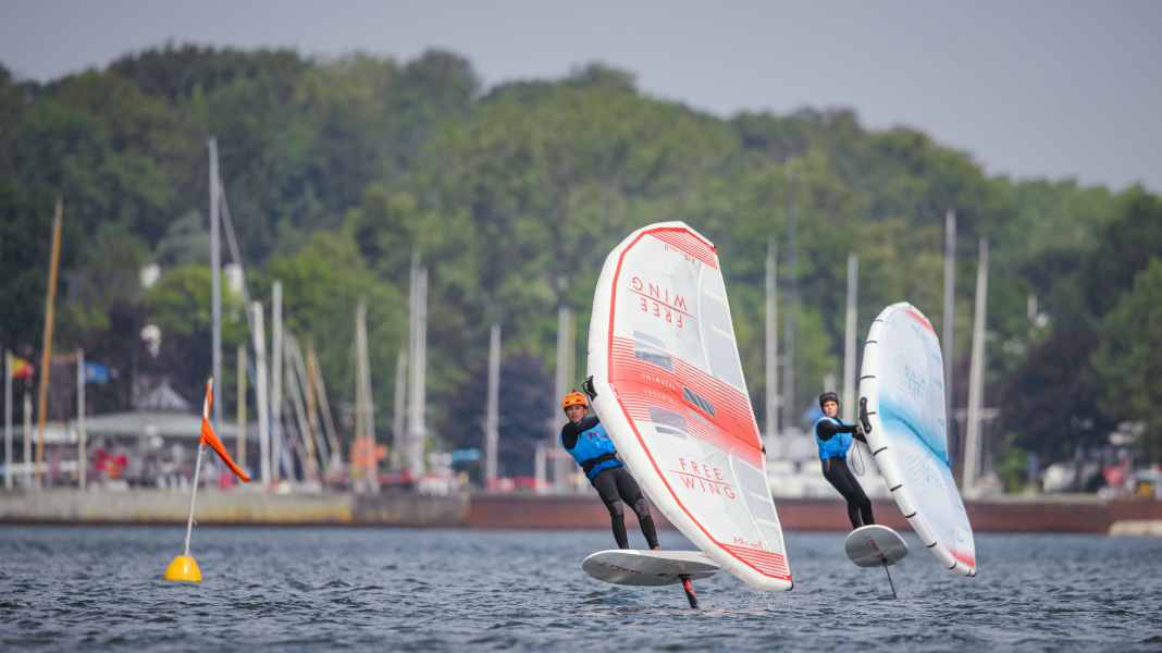 Kieler Woche: Wingfoil-Rennen, Nachwuchs-Coaching und iQFOiL am Ostufer der Kieler Förde