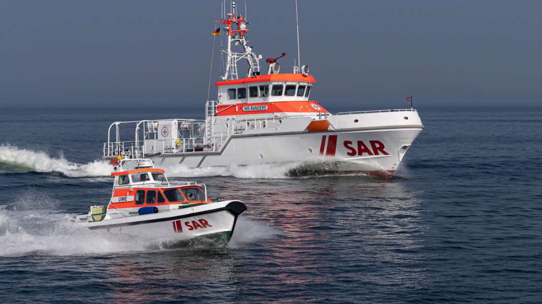 Prerow: Sea rescuers tow distressed vessels to unopened port of refuge