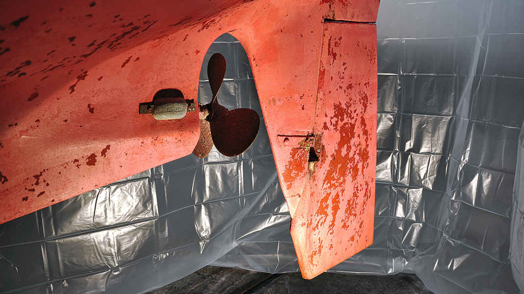 Rudder maintenance: check the rudder system and maintain the rudder bearings