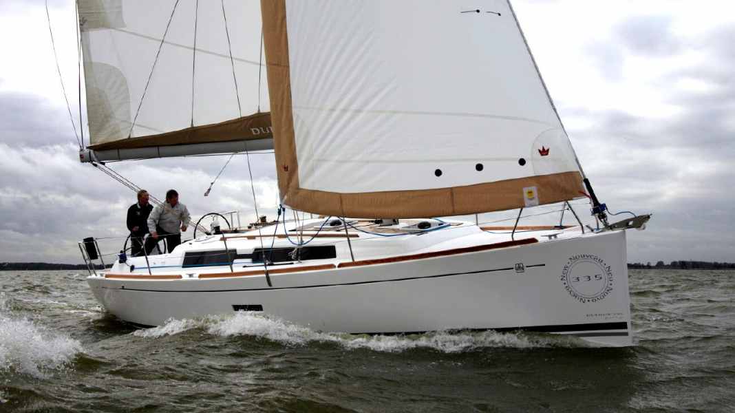 Dufour 335: Pioneering work at the base