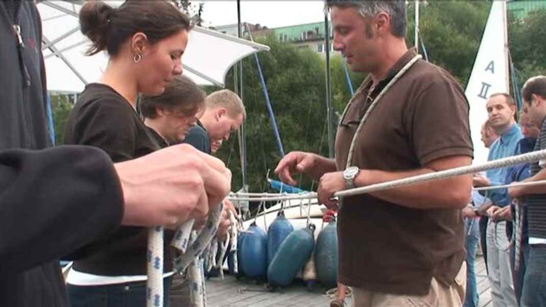 Knotology: Instruction video: The bowline