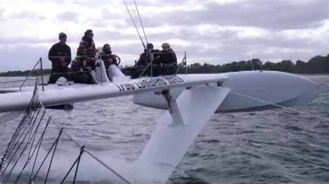 Trimarano da record: la barca a vela l'Hydroptère a Kiel