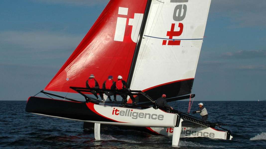 Catamaran M32 : traverser la baie à grande vitesse